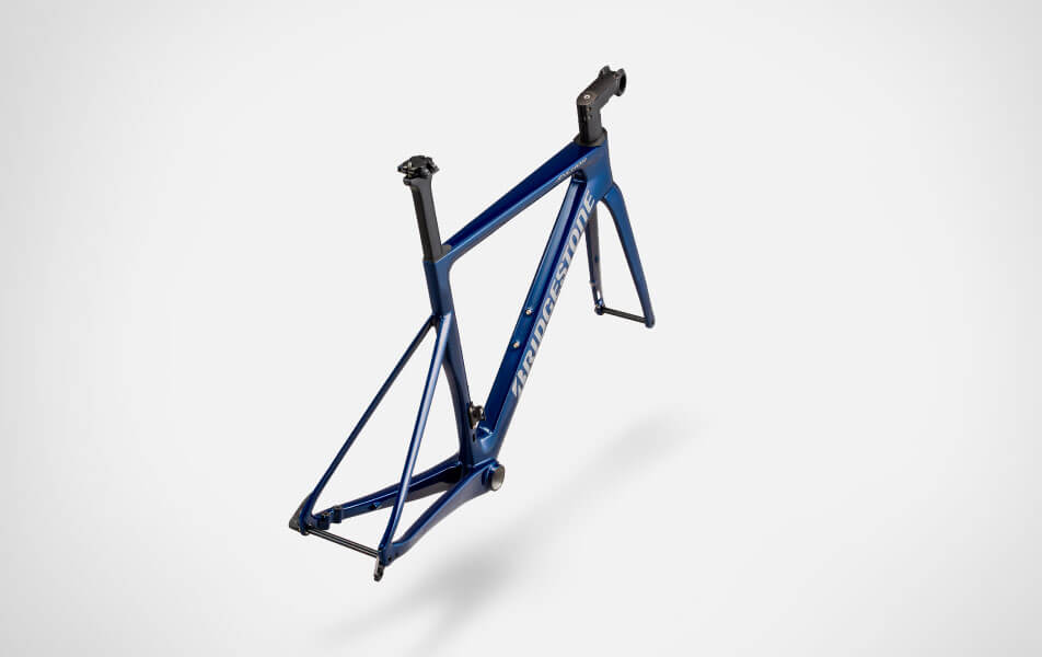 RP8 Di2 2025年モデルの限定カラー レーシングディープブルー フレーム画像 斜め後ろ上からんのイメージ
