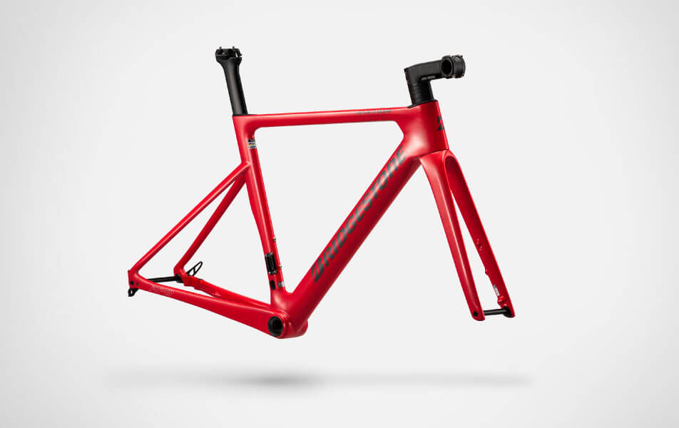 RP8 Di2 2025年モデルの限定カラー レーシングシャインレッド フレーム画像 横イメージ