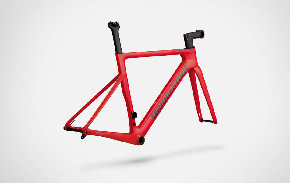 RP8 Di2 2025年モデルの限定カラー レーシングシャインレッド フレーム画像 斜め後ろイメージ